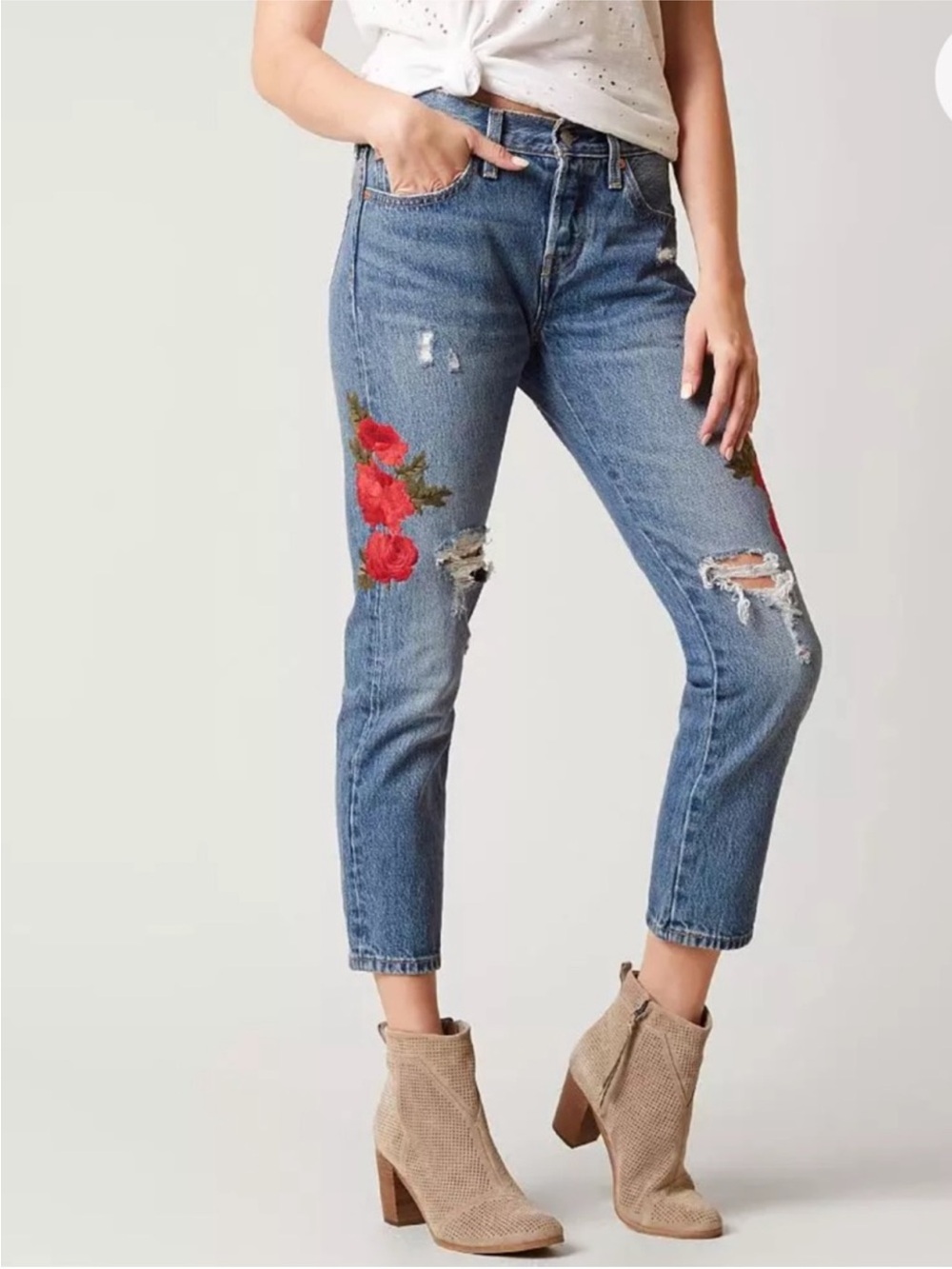 Levi's 501 Midrise Embroidered Distressed Straight-Leg Medium Wash Jeans Sz 28